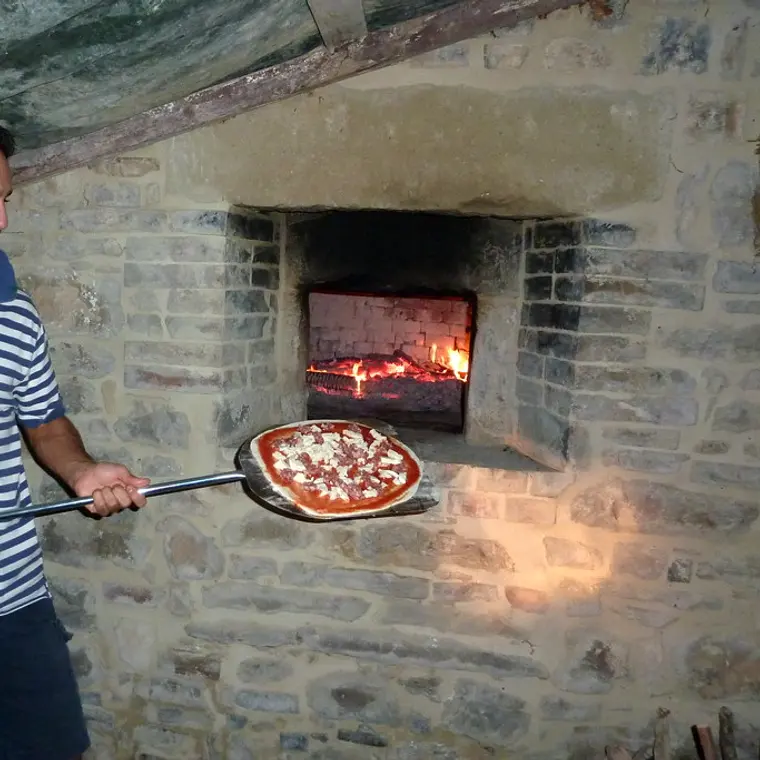 Pizzaiolo abrindo a massa da pizza