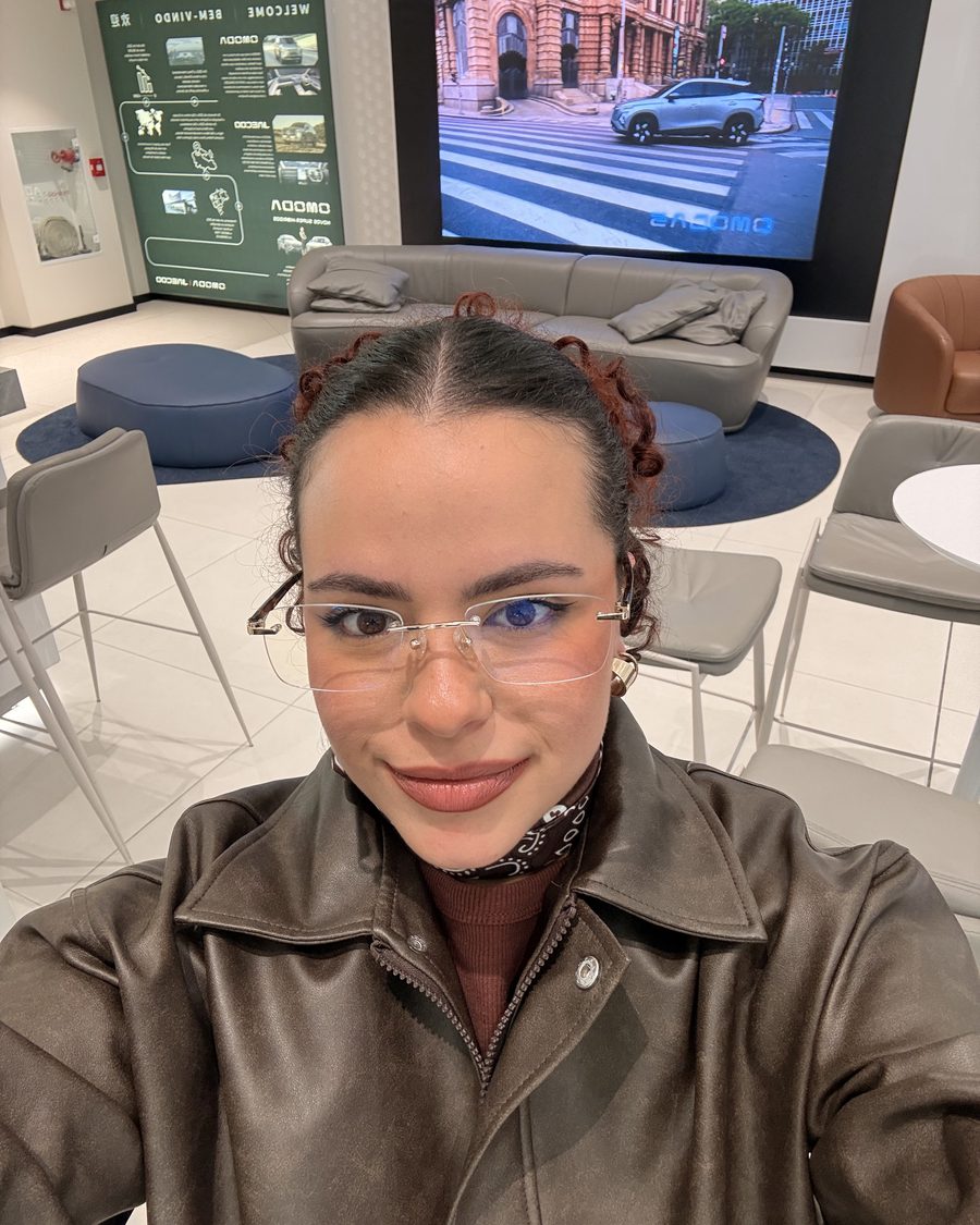 Ingrid Lima em um showroom de carros durante uma gravação